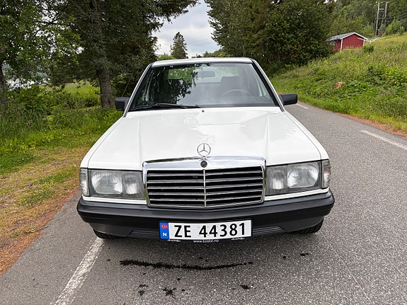 Mercedes-Benz 190 4 of 5