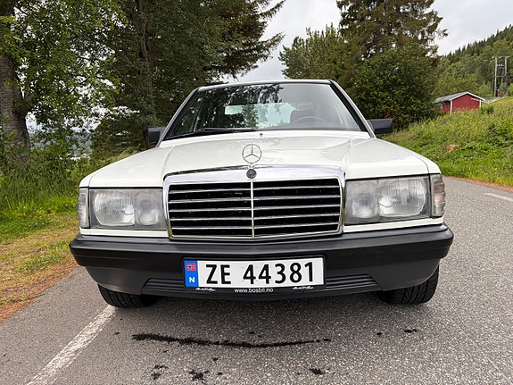 Mercedes-Benz 190 3 of 5