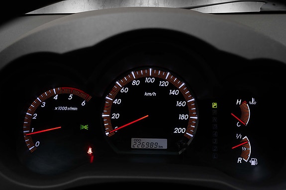 Toyota HiLux 14 of 30