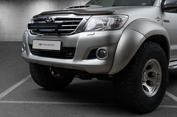 Toyota HiLux 2 of 5