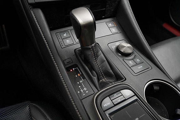 Lexus RC300h 16 of 30