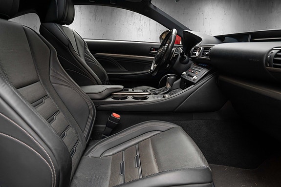 Lexus RC300h 28 of 30