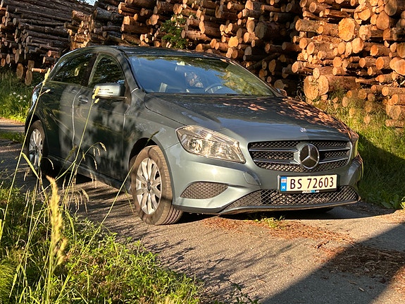 Mercedes-Benz A180 2 of 5