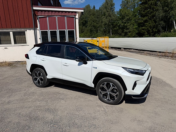 Toyota RAV4 Plug-in Hybrid 3 of 5
