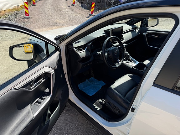 Toyota RAV4 Plug-in Hybrid 21 of 30