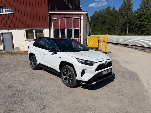 Toyota RAV4 Plug-in Hybrid 2 of 5