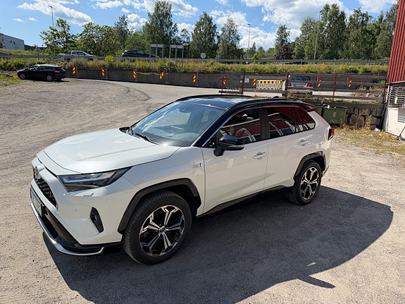 Toyota RAV4 Plug-in Hybrid 16 of 30