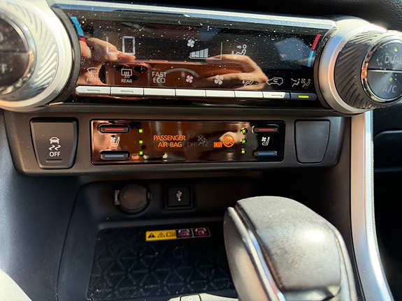 Toyota RAV4 Plug-in Hybrid 28 of 30
