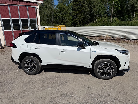 Toyota RAV4 Plug-in Hybrid 4 of 5