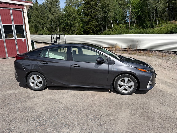 Toyota Prius Plug-in Hybrid 3 of 5