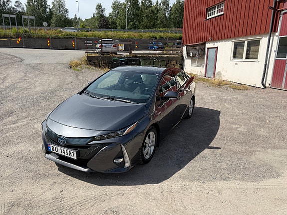 Toyota Prius Plug-in Hybrid 11 of 30