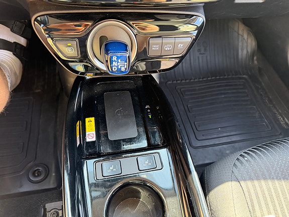 Toyota Prius Plug-in Hybrid 29 of 30