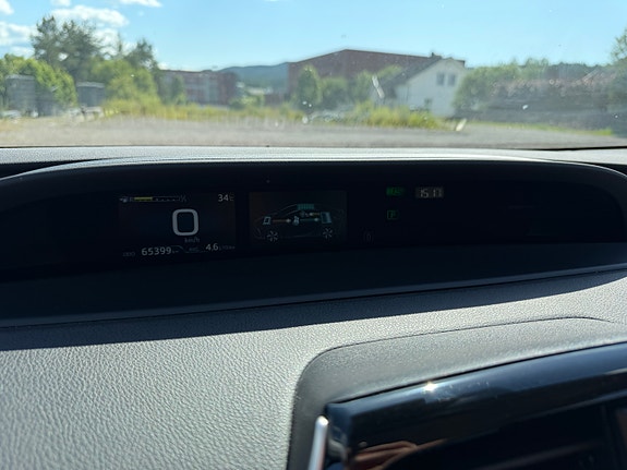Toyota Prius Plug-in Hybrid 22 of 30