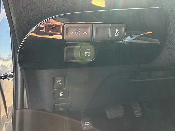 Toyota Prius Plug-in Hybrid 17 of 30