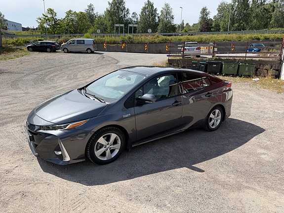 Toyota Prius Plug-in Hybrid 10 of 30
