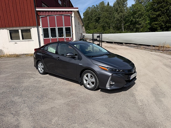 Toyota Prius Plug-in Hybrid 2 of 5