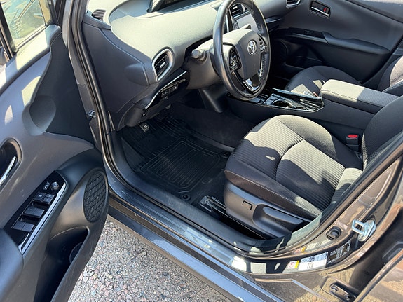 Toyota Prius Plug-in Hybrid 15 of 30