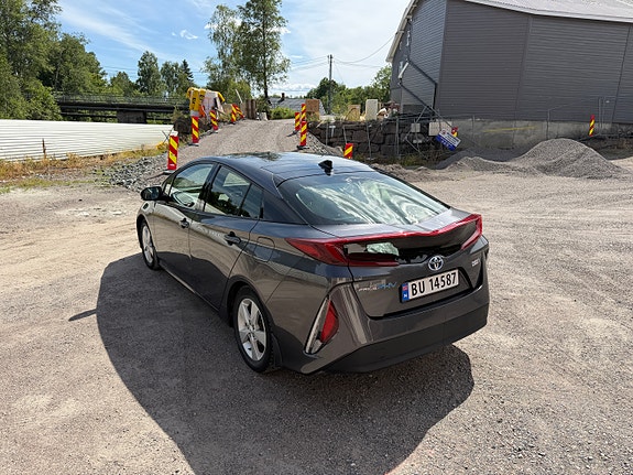 Toyota Prius Plug-in Hybrid 7 of 30