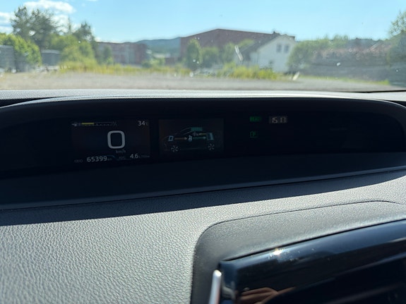 Toyota Prius Plug-in Hybrid 24 of 30