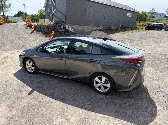 Toyota Prius Plug-in Hybrid 8 of 30