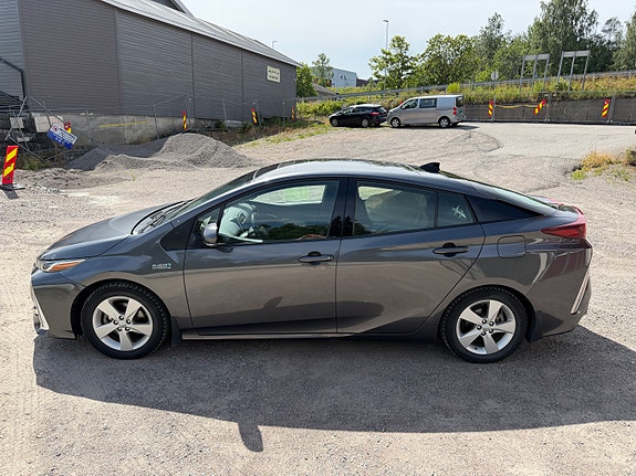 Toyota Prius Plug-in Hybrid 9 of 30
