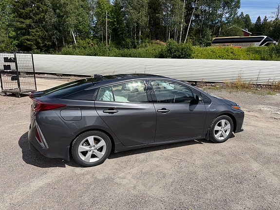 Toyota Prius Plug-in Hybrid 4 of 5