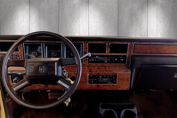 Lincoln Town Car 5 of 5
