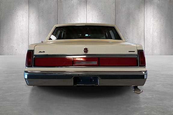 Lincoln Town Car 4 of 5