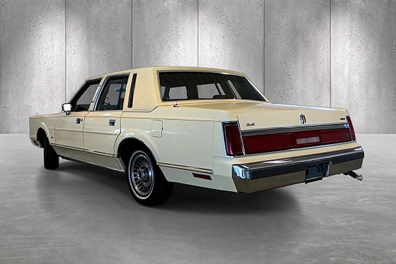 Lincoln Town Car 2 of 5