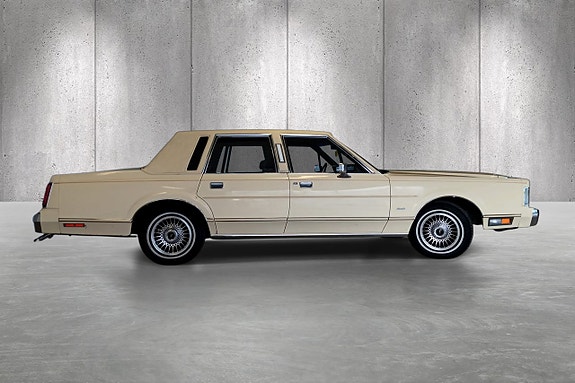 Lincoln Town Car 3 of 5