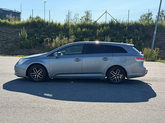 Toyota Avensis 2 of 5