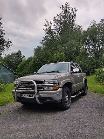 Chevrolet Tahoe 2 of 5