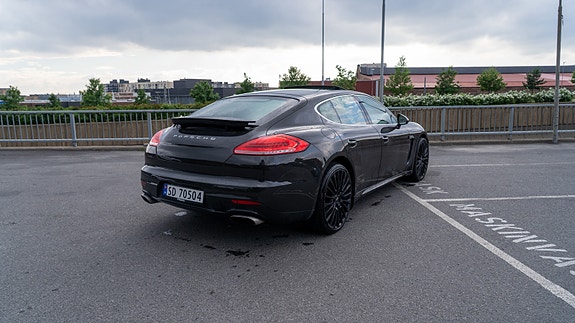 Porsche Panamera 4 2 of 5