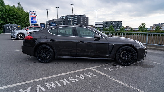 Porsche Panamera 4 3 of 5
