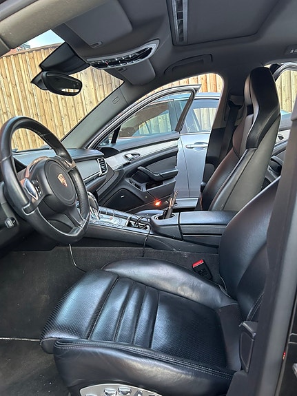 Porsche Panamera 4 5 of 5