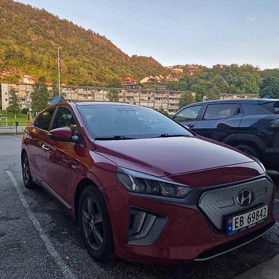 Hyundai IONIQ 2 of 5