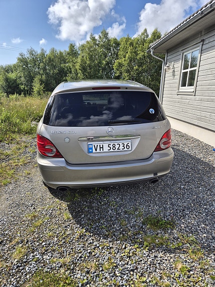 Mercedes-Benz R320 4 of 5