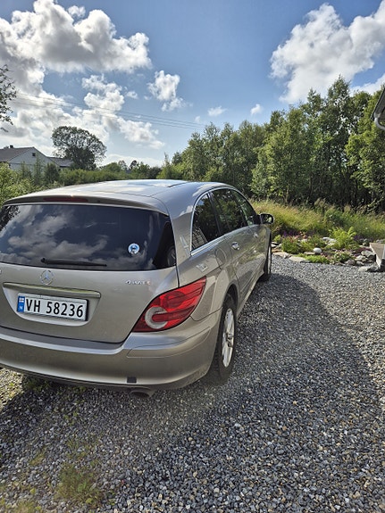 Mercedes-Benz R320 3 of 5