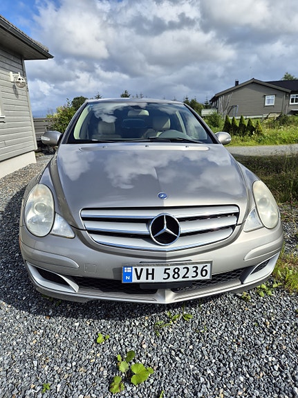 Mercedes-Benz R320 2 of 5