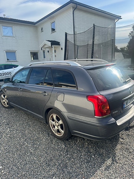 Toyota Avensis 2 of 5