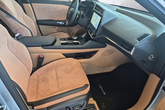 Lexus RZ450e 18 of 23