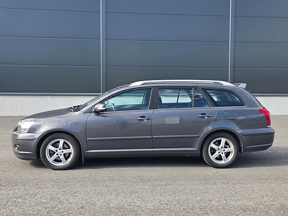 Toyota Avensis 2 of 5