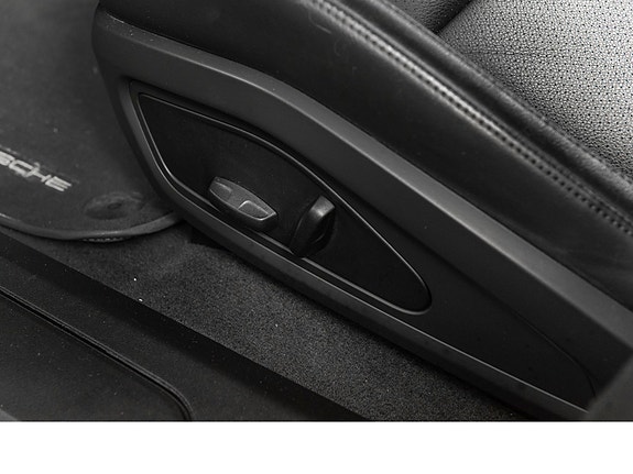 Porsche Taycan 21 of 30
