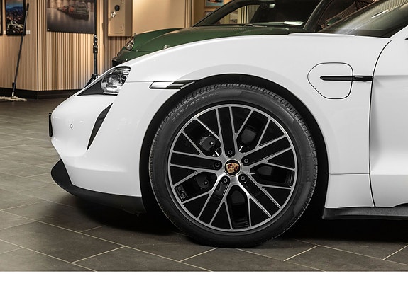 Porsche Taycan 8 of 30