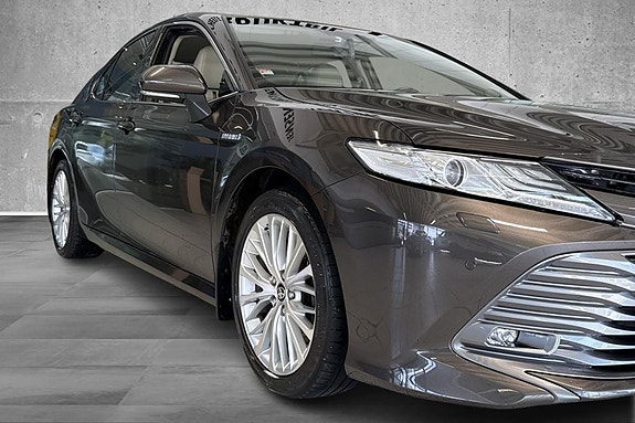 Toyota Camry 3 of 5
