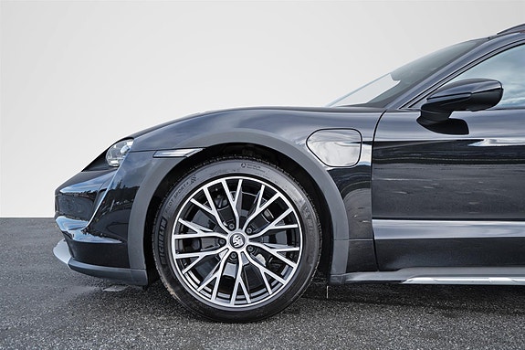 Porsche Taycan Cross Turismo 3 of 5