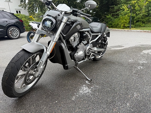 Harley-Davidson VRSCR Street Rod 2 of 10