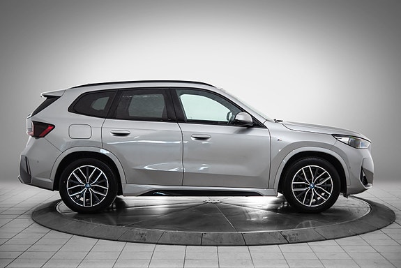 BMW iX1 6 of 23