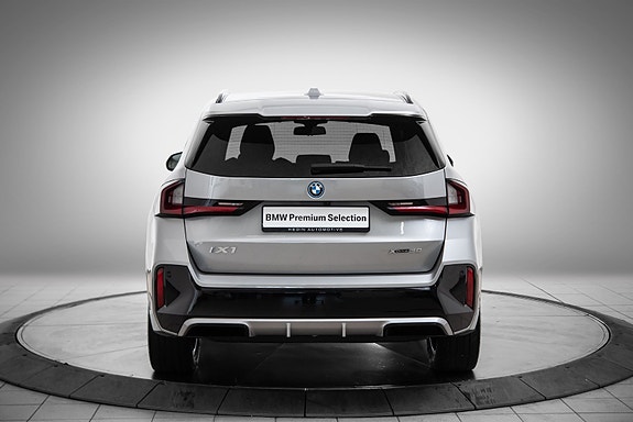 BMW iX1 4 of 23