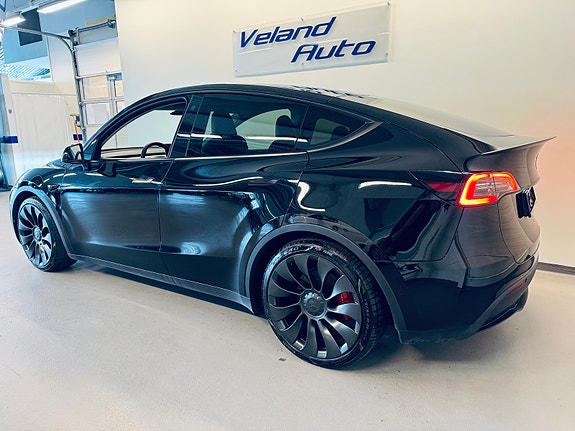 Tesla Model Y 4 of 5